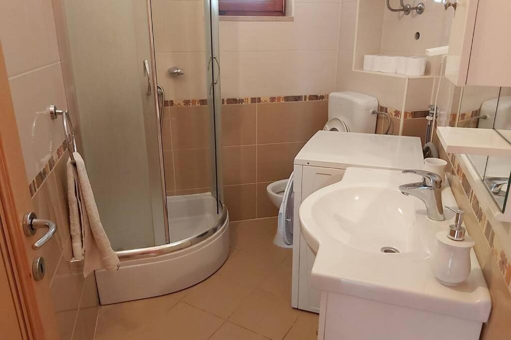 Beautiful Apartment 80 M From The Sea Marusici  ภายนอก รูปภาพ