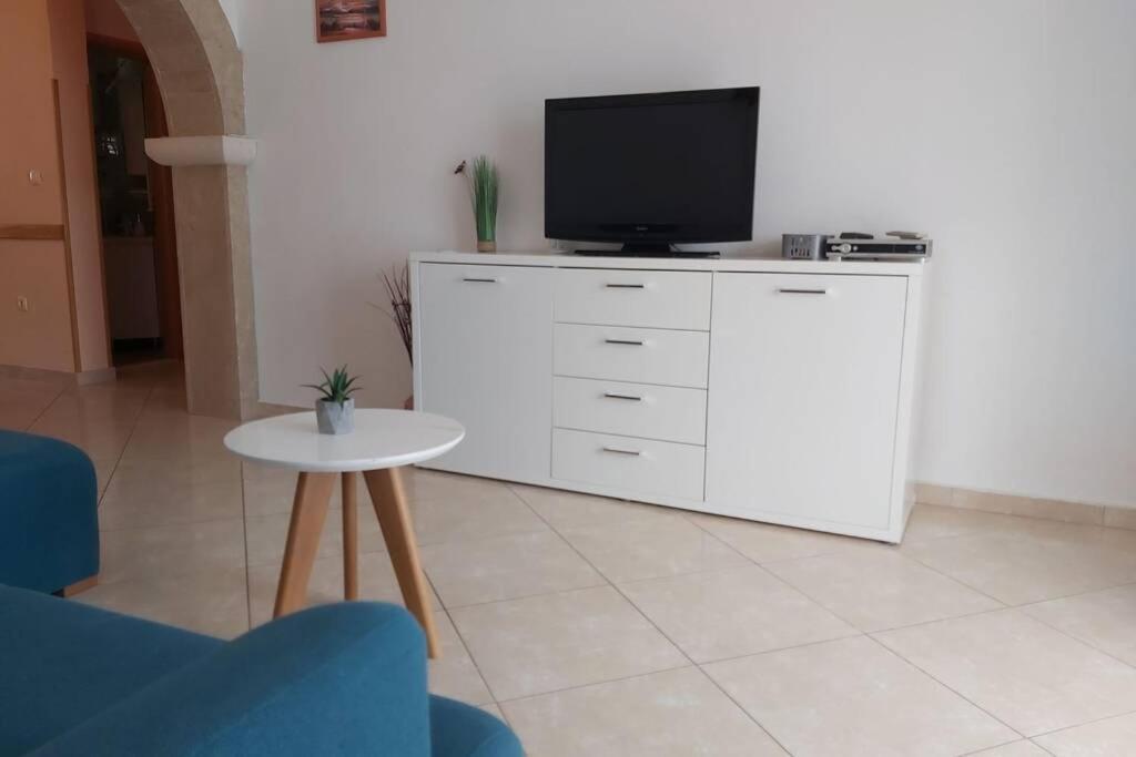 Beautiful Apartment 80 M From The Sea Marusici  ภายนอก รูปภาพ